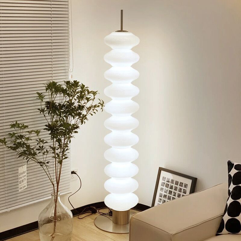 โคมไฟตาข่ายแดง LED สไตล์นอร์ดิก วางบนพื้นห้องนั่งเล่น